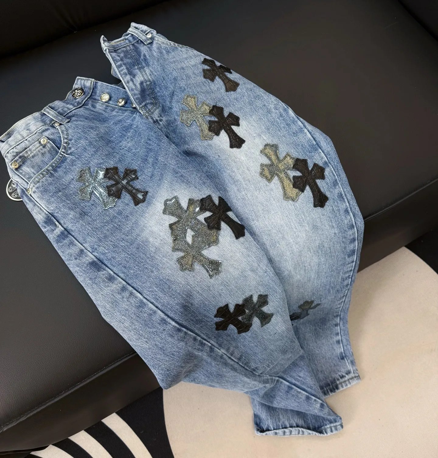 P280 💰Model number: D293 Chrome Hearts Chrome Hearts leather jeans Size: 28, 30, 32, 34, 36 (S-XXL) Color: blue Size reference: Pants length 100 102 104 106 106 Waist 72 76 80 84 88 Recommended weight S (about 110 pounds) M (about 140 pounds) L (about 140 pounds) XL (about 165 pounds) XXL (about 185 pounds)
